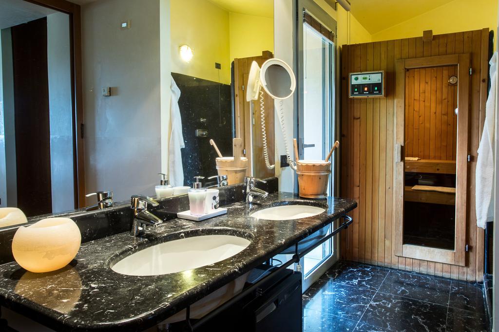 B&B Villa Adriano Desenzano del Garda Bagian luar foto