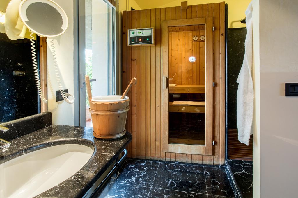 B&B Villa Adriano Desenzano del Garda Bagian luar foto