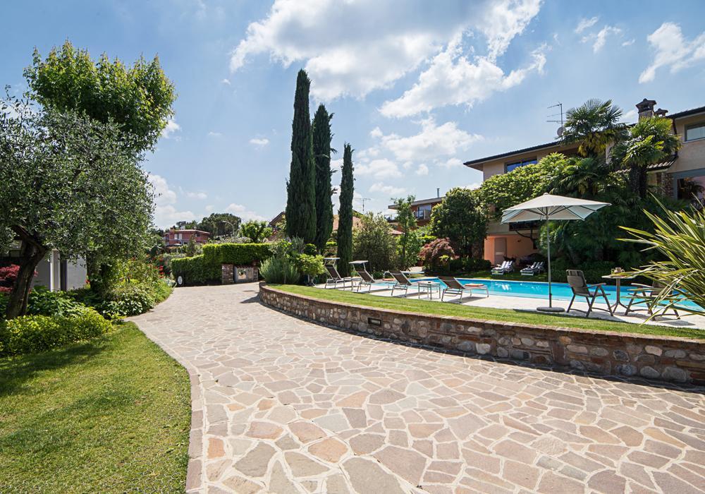 B&B Villa Adriano Desenzano del Garda Bagian luar foto