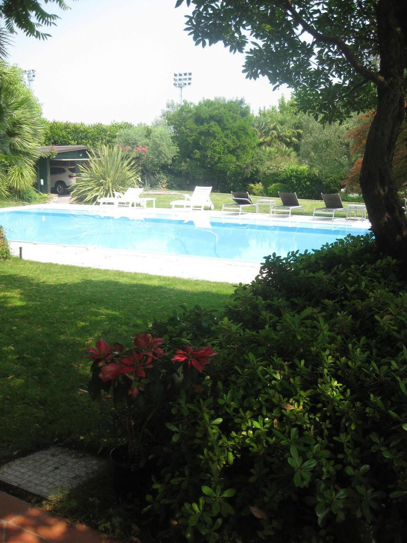 B&B Villa Adriano Desenzano del Garda Bagian luar foto