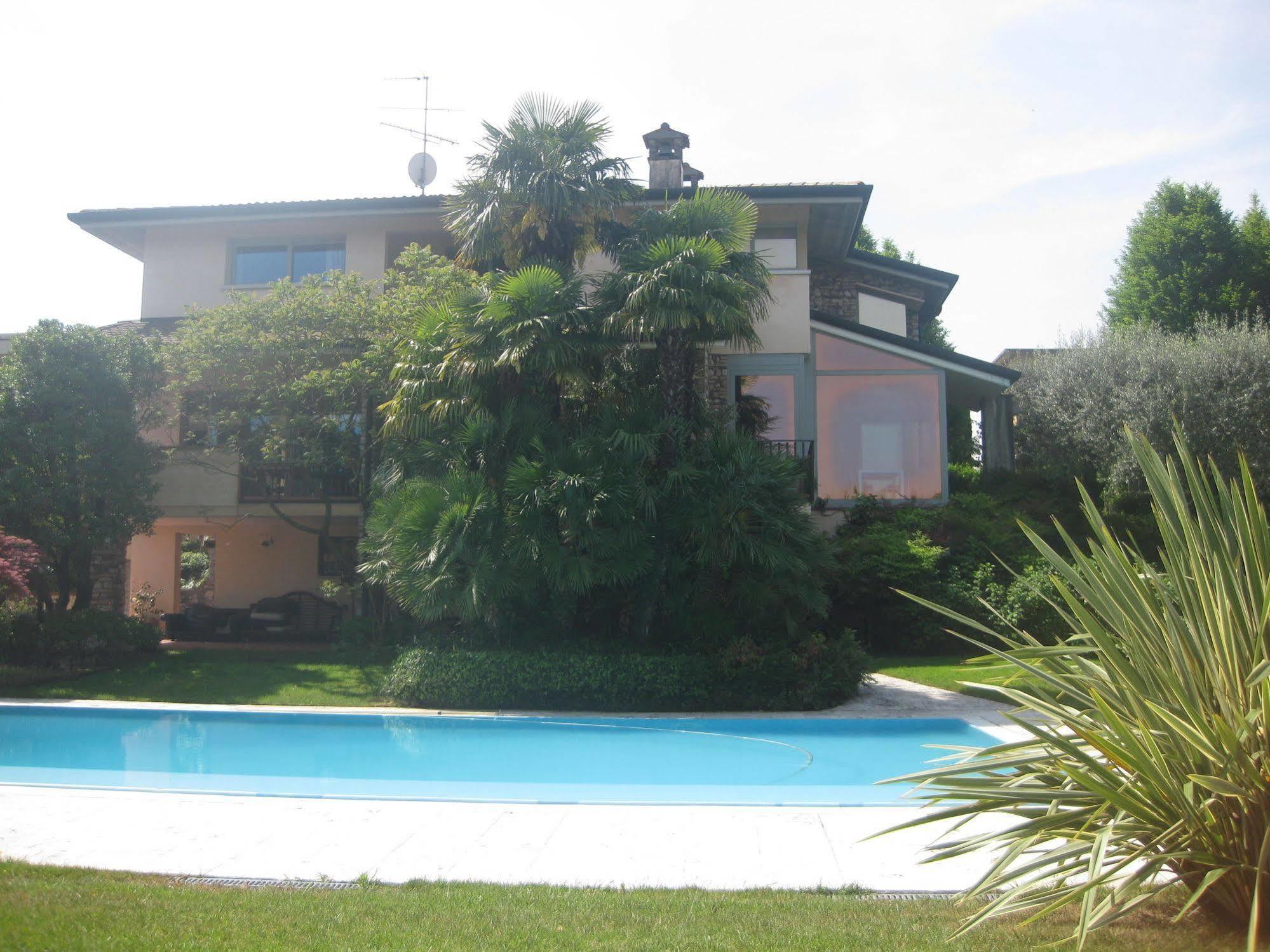 B&B Villa Adriano Desenzano del Garda Bagian luar foto